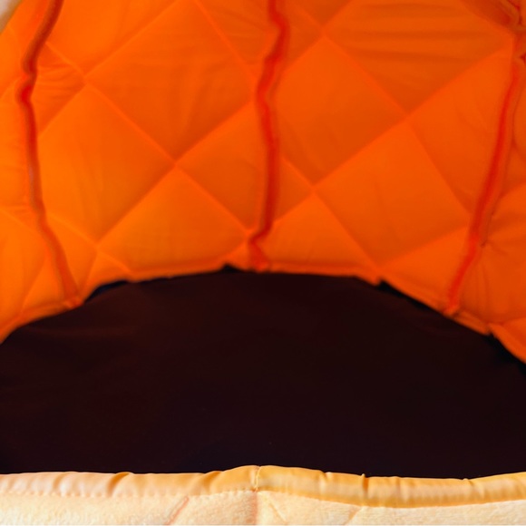 Pineapple Small Pet Bed (NWOT) - Picture 10 of 11